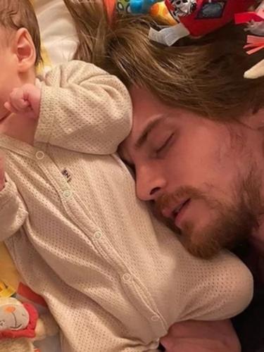 Фандера показала фотографию спящего Ивана Янковского с маленьким сыном