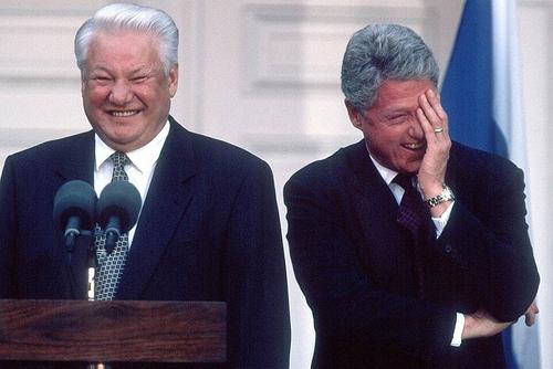 О том, как Борис Ельцин и Билл Клинтон выпивали в туалете Кремля