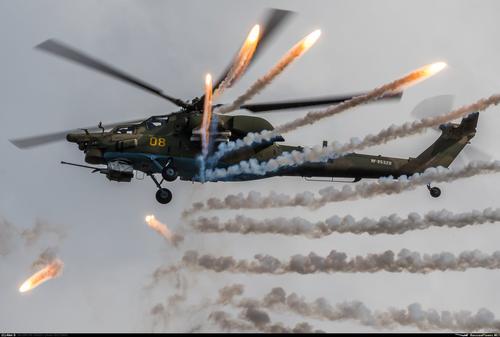 В ЗВО ударные вертолёты армейской авиации выполнили манёвры с боевой стрельбой на предельно малых высотах 