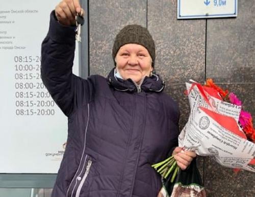 Блогеры купили квартиру омской пенсионерке, которая 35 лет прожила в бочке