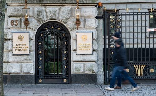 В Берлине погиб российский дипломат - тело обнаружено возле посольства РФ в Германии 
