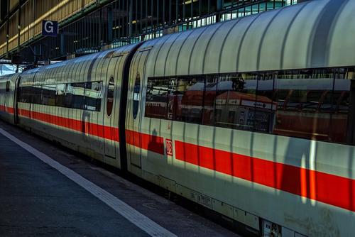 В Германии вооруженный мужчина напал на пассажиров поезда