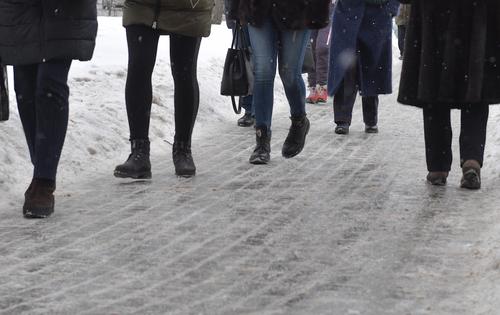 В МЧС предупредили москвичей о похолодании и гололедице в ночь на вторник