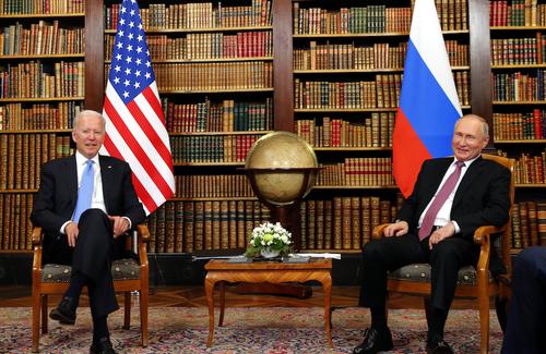 «Коммерсантъ»: Путин и Байден могут встретиться в начале 2022 года