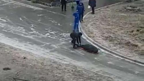 В Хабаровском крае фельдшеры «скорой» протащили пациента на носилках по тротуару