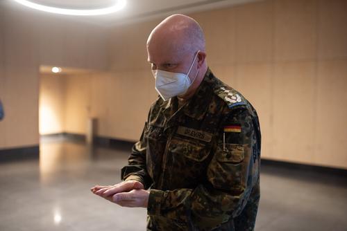 Spiegel: в Германии в помощь медикам мобилизуют 12 тысяч военнослужащих из-за роста заболеваний COVID-19