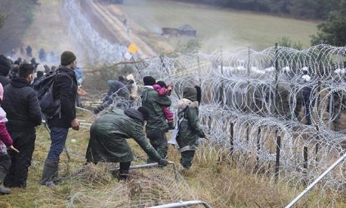 На границе Белоруссии с Польшей могут находиться до 15 тысяч мигрантов