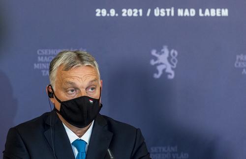 Премьер Венгрии предложил противникам вакцинации выбор: прививка или смерть