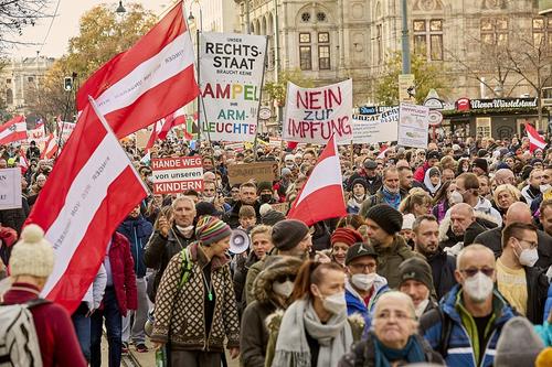 В Вене на протесты против обязательной вакцинации от COVID-19 вышли десятки тысяч человек