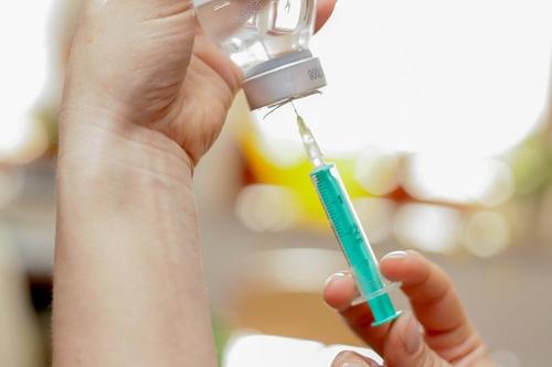 Гинцбург сообщил, что антитела к коронавирусу  у подростков после вакцинации вырабатываются лучше