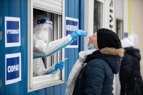 Власти Словакии вводят с 25 ноября локдаун из-за COVID-19