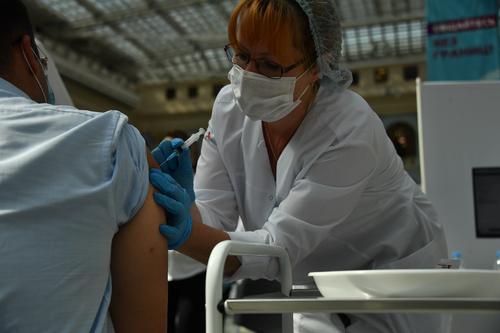 Кандидат медицинских наук Тяжельников рассказал, может ли человек после вакцинации заразить окружающих