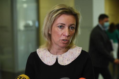 Захарова обвинила ЕС в том, что он вливает деньги в белорусских «демократов» и не находит «рваного евро» для мигрантов на границе