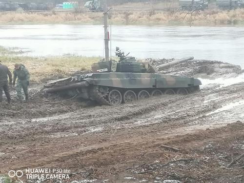 Польские вояки утопили танк во время учений Tumak-21