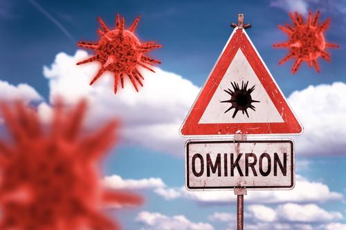 Медики перечислили симптомы омикрон-штамма коронавируса