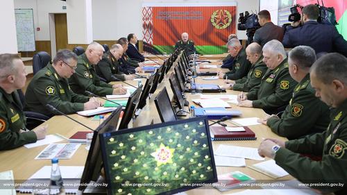 Лукашенко: Белоруссия не останется в стороне, если Запад «развяжет войну» в Донбассе или на границе с Россией