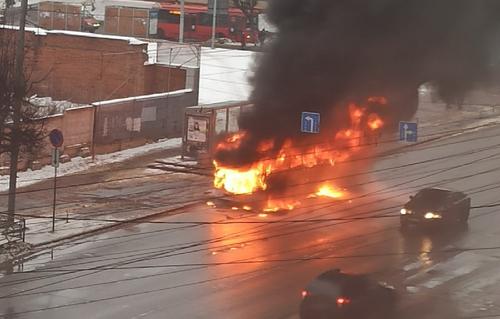 Загоревшийся на ходу в центре Кирова пассажирский автобус попал на видео 