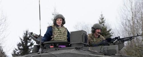 Новая глава британского МИД Лиз Трасс в камуфляжном жилете и каске прокатилась на танке в Эстонии