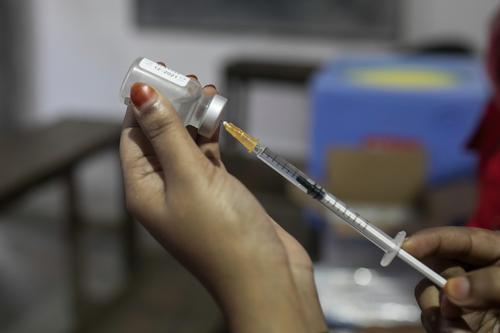 Ученые сообщили, что на образование тромбов после вакцины AstraZeneca влияет используемый в препарате аденовирус