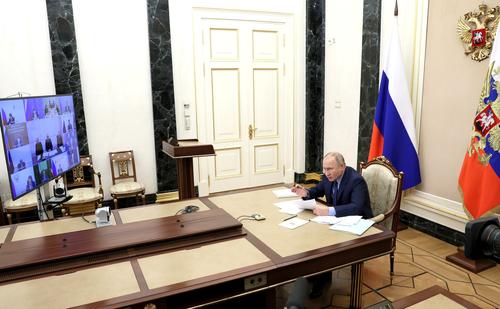 Путин ударил кулаком по столу во время обсуждения условий работы шахтеров 