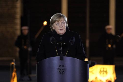 Меркель в последнем видеообращении на посту канцлера ФРГ призвала жителей страны привиться