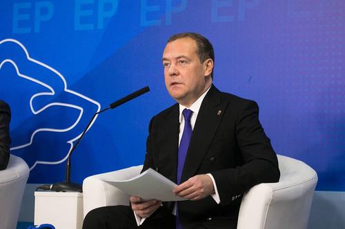 Медведев вручил членские билеты «Единой России» руководству ДНР и ЛНР