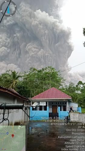 В результате извержения вулкана Семеру на  острова Ява в Индонезии есть погибший и пострадавшие 