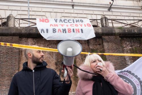 В Италии противник вакцинации придумал силиконовую руку, чтобы избежать прививки