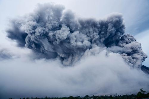 Новые выбросы вулкана Семеру зафиксированы в Индонезии