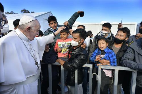 Папа Римский после посещения лагеря беженцев обратился к Европе с призывом остановить крушение цивилизации