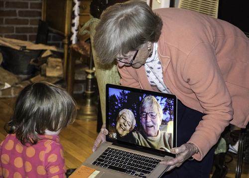 Эмоциональная связь бабушек с внуками сильнее, чем с собственными детьми