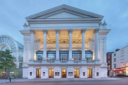 7 декабря 1732 года в Лондоне был открыт оперный  театр «Ковент-Гарден»