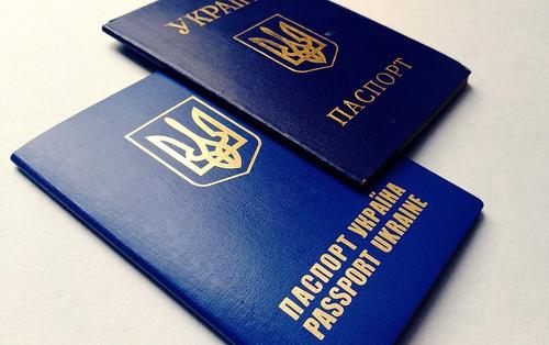 Зеленский раздаст украинские паспорта всем желающим, кто владеет украинским языком