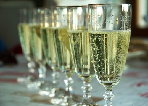Член Общественной палаты Петров предложил изменить правила продажи игристого вина в Новый год и на Рождество