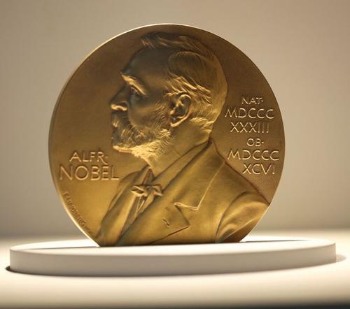 10 декабря 1901 года состоялась первая церемония вручения Нобелевских премий
