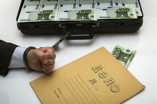 Суд отправил под арест пойманного на крупной взятке следователя МВД Магомеда Тагирова
