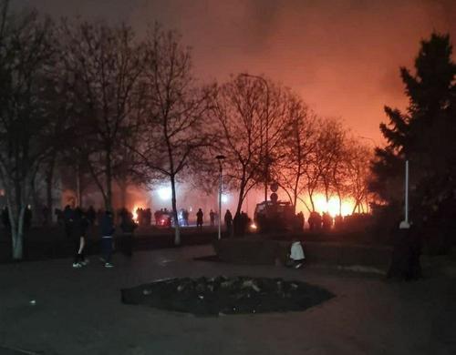 На площади Республики в Алма-Ате утром в четверг началась перестрелка