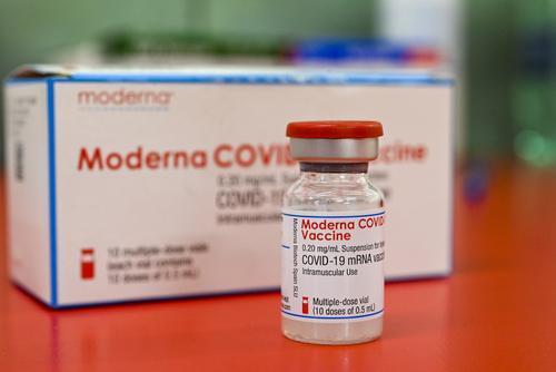 Почему министр здравоохранения Латвии агитирует за вакцину Moderna?