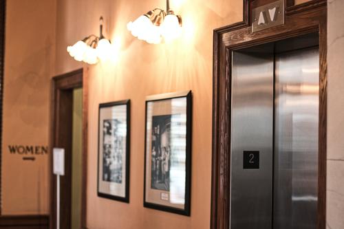 Прокуратура Москвы опубликовала первые кадры из отеля, где при падении лифта погибли рабочие