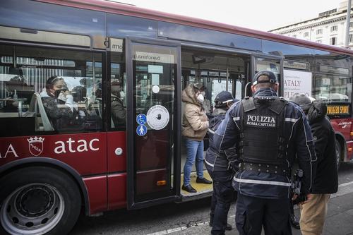 В Италии полицейские отказались надевать защитные маски розового цвета  