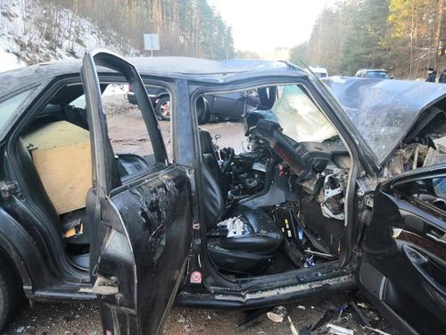 В Псковской области в результате лобового столкновения двух легковых машин погибли две девушки и трое мужчин