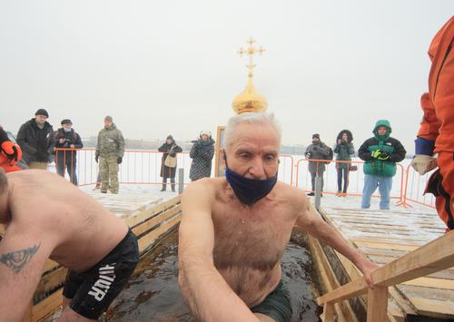 Вирусолог Нетёсов призвал не забывать о ношении масок при крещенских купаниях 