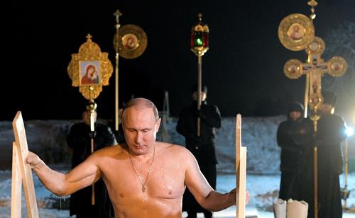 Песков: Путин в этом году не стал окунаться в крещенской проруби из-за пандемии