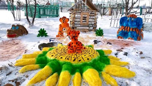 Учителя школы села Иргей построили для своих учеников снежный городок