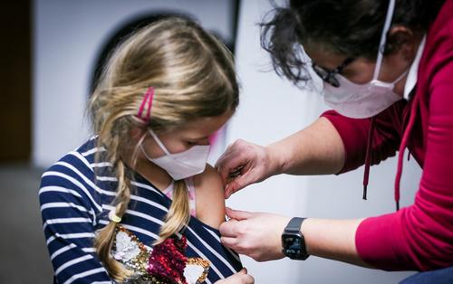 Гинцбург заявил о необходимости вакцинировать от COVID-19 до 80 процентов детей