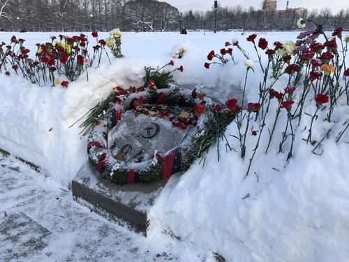 Дмитрий Песков опроверг информацию, что из-за посещения президентом Пискаревского кладбища туда не смогли попасть блокадники