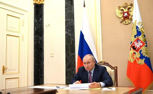 Президент РФ Владимир Путин призвал украинских военных не выполнять преступные приказы и сложить оружие