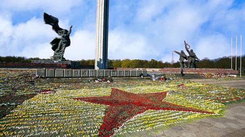 В Латвии националисты подстрекают снести памятник Освободителям Риги