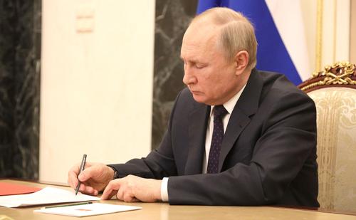 Путин подписал закон, позволяющий устанавливать валютные тарифы на перевалку СПГ