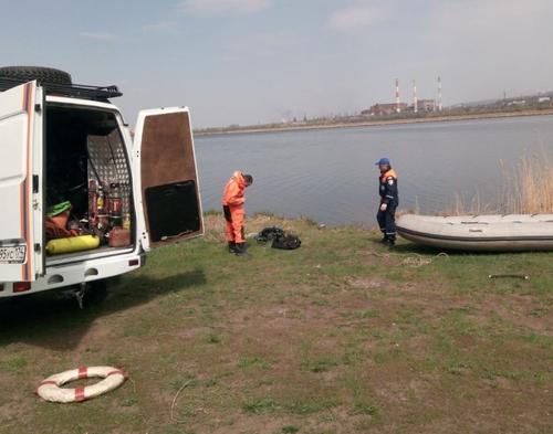 На озере в Челябинской области третий день ищут пропавшего пожилого мужчину